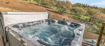 Viewtacular Estate House, Pool, Hot tub & Sauna!