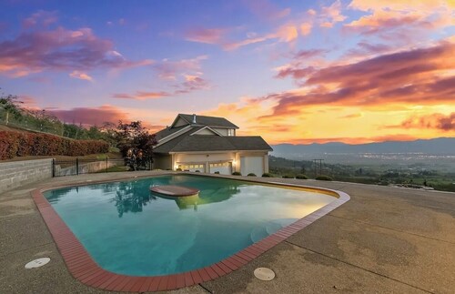 Viewtacular Estate in East Medford with Lazy lagoon Pool, Sauna and Hot Tub!
