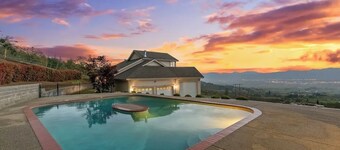 Viewtacular Estate in East Medford with Lazy lagoon Pool, Sauna and Hot Tub!