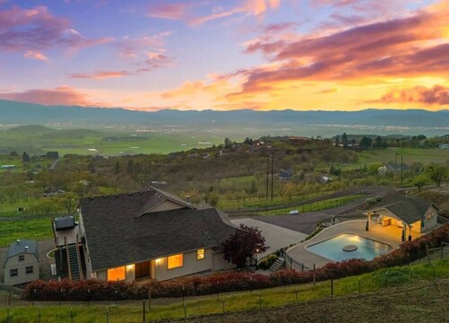 Viewtacular Estate House, Pool, Hot tub & Sauna!
