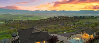 Viewtacular Estate House, Pool, Hot tub & Sauna!