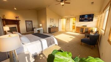 5 bedrooms, desk, iron/ironing board, WiFi (free)