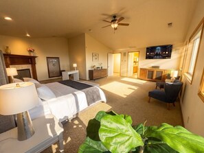 5 bedrooms, desk, iron/ironing board, free WiFi - Viewtacular Estate House, Pool, Hot tub & Sauna! (Medford)