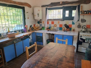 Kühlschrank, Ofen, Kochgeschirr/Geschirr/Besteck