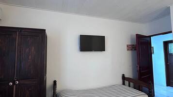 Iron/ironing board, Internet, bed sheets