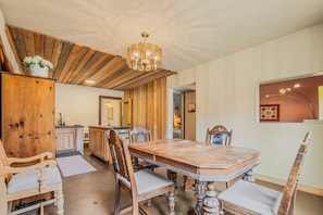 Dining - Secluded forest retreat w/ sauna, soaking tub & fire pit near Sandpoint (Sandpoint)