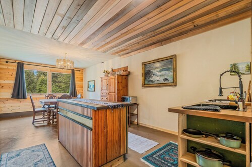 Secluded forest retreat w/ sauna, soaking tub & fire pit near Sandpoint