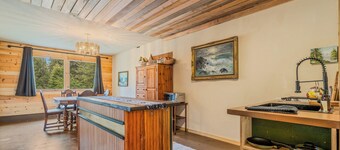 Secluded forest retreat w/ sauna, soaking tub & fire pit near Sandpoint