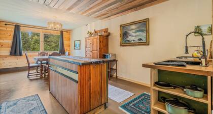 Secluded forest retreat w/ sauna, soaking tub & fire pit near Sandpoint