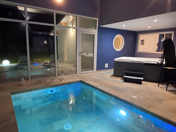 Spa - Romantic room with a private, indoor, heated pool and spa! (Saint-Romans)