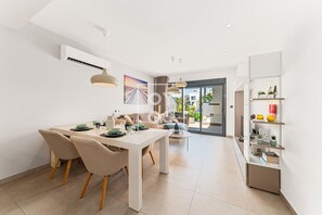 Interior - Oasis Beach Sunscape Penthouse, Private rooftop and resort wellness by OYOOSTAYS (Guardamar del Segura)