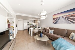 TV - Oasis Beach Sunscape Penthouse, Private rooftop and resort wellness by OYOOSTAYS (Guardamar del Segura)