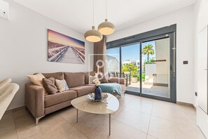 TV - Oasis Beach Sunscape Penthouse, Private rooftop and resort wellness by OYOOSTAYS (Guardamar del Segura)