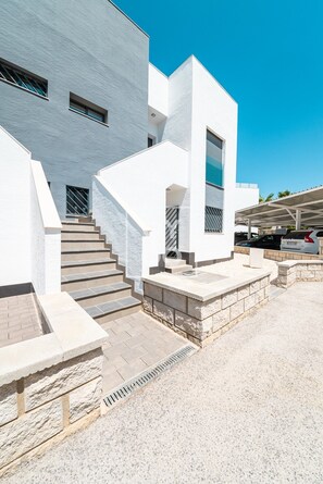 Exterior - Oasis Beach Sunscape Penthouse, Private rooftop and resort wellness by OYOOSTAYS (Guardamar del Segura)