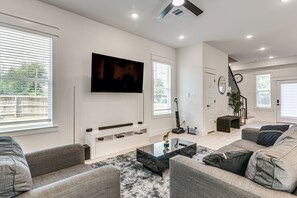 Interior - 5 Mi to NRG Stadium! Family Escape w/ Fenced Yard (Houston)