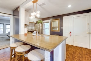 Interior - 6 Mi to NRG Stadium! Family Escape w/ Yard & Patio (Houston)