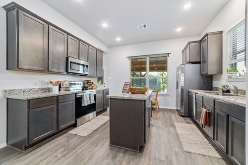 Rushing Spring Getaway | 3 BR | Modern Home with Peaceful Lake Views & Backyard