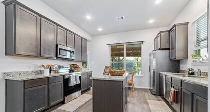 Rushing Spring Getaway | 3 BR | Modern Home with Peaceful Lake Views & Backyard