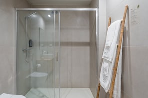 Dusche, Haartrockner, Handtücher