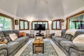 House (3 Bedrooms) | Interior - Game Room, Deck & Fire Pit! Pocono Mtn House (Blakeslee)