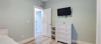 Front Street Retreat! Cozy Traverse City Condo