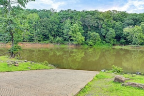 A natural landscape with a lake, dense forest, and a paved area. - Studio w/ Greers Ferry Lake Access & Resort Perks! (Clinton)