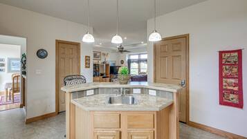 House (3 Bedrooms) | Interior