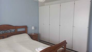 2 bedrooms, iron/ironing board, bed sheets