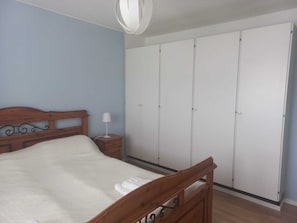 2 dormitorios, tabla de planchar con plancha, ropa de cama