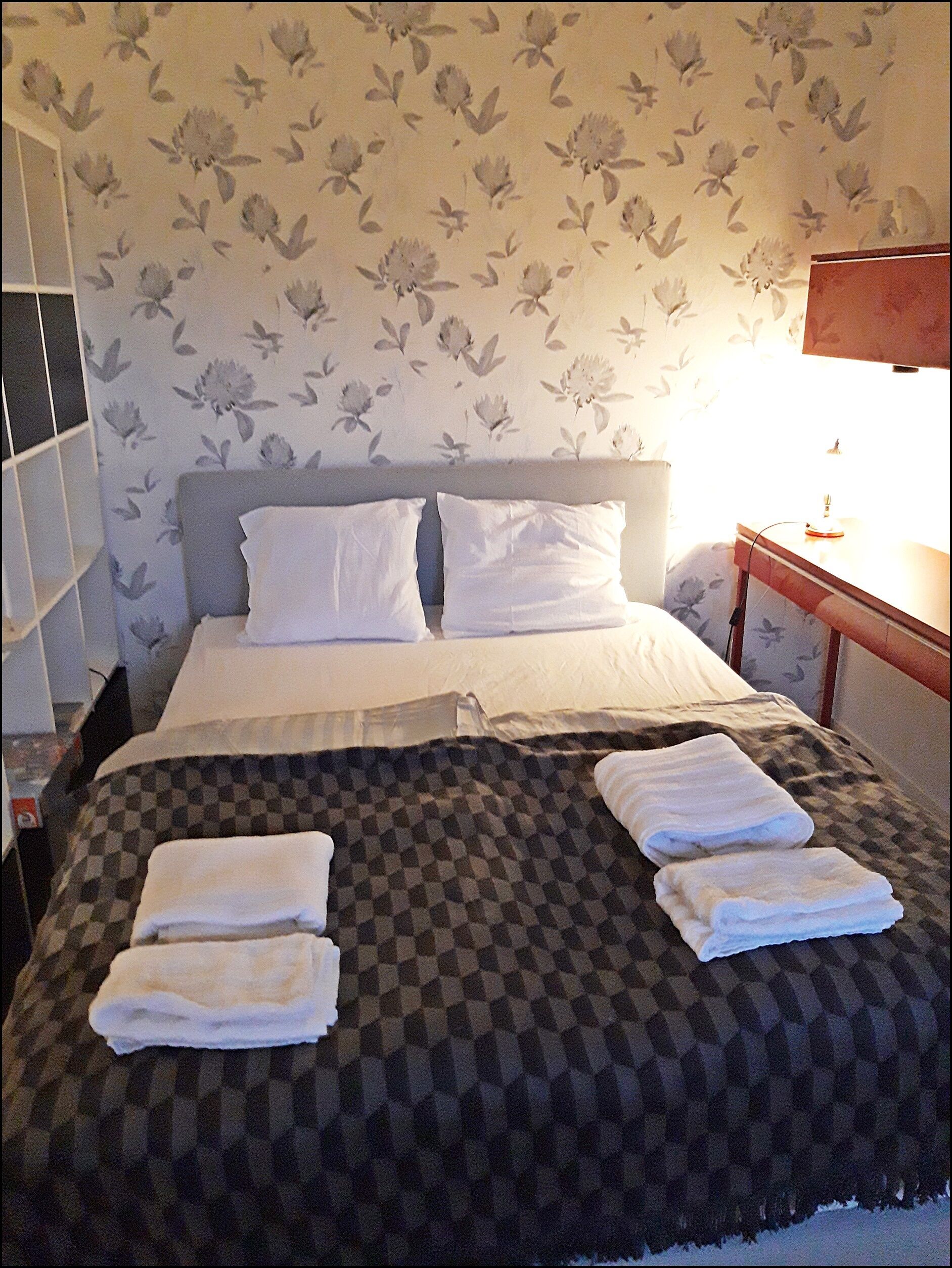 2 habitaciones, tabla de planchar con plancha y ropa de cama 