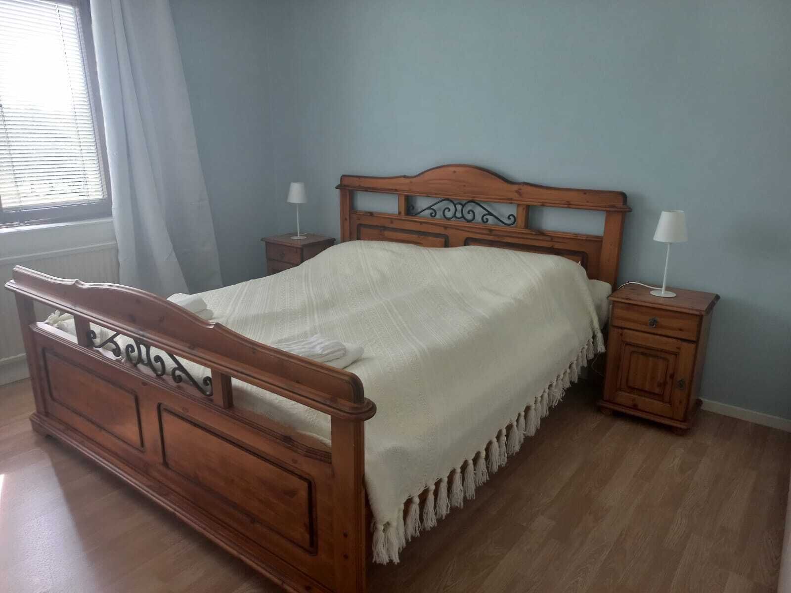 2 bedrooms, iron/ironing board, bed sheets