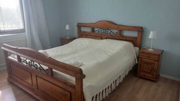 2 bedrooms, iron/ironing board, bed sheets