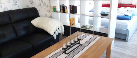 2 habitaciones, tabla de planchar con plancha y ropa de cama