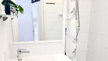 Shower, towels