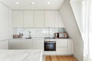 Wasserkocher mit Kaffee-/Teezubehör, Kühlschrank, Mikrowelle, Ofen
