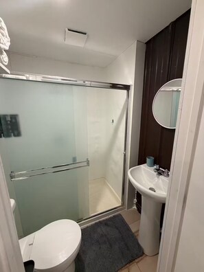 Dusche, Handtücher, Seife, Shampoo