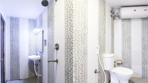Baño con ducha, inodoro y lavamanos, con paredes de mosaicos y piso blanco.