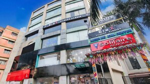 Un edificio de varios pisos con gimnasio, centro médico y salón de banquetes.