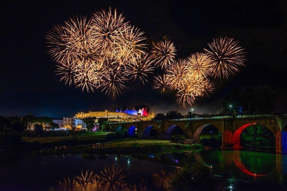 Een historisch gebouw met een brug en een vuurwerkshow.