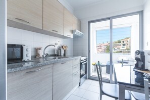 Wasserkocher mit Kaffee-/Teezubehör, Kühlschrank, Mikrowelle, Ofen