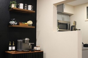 Coffee/tea maker, fridge, microwave, oven - Retro Vibes Near UT, Bars and Live Music (Austin)