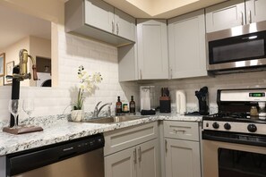 Coffee/tea maker, fridge, microwave, oven - Retro Vibes Near UT, Bars and Live Music (Austin)