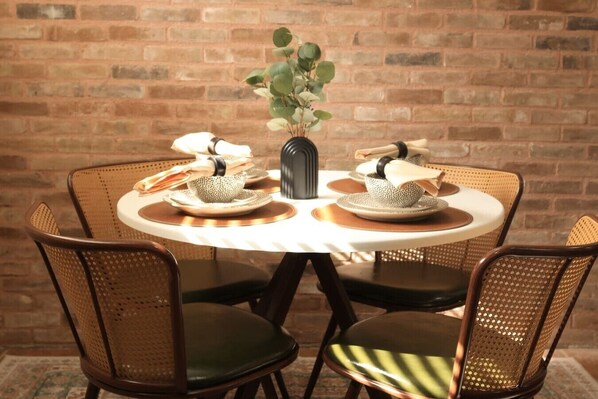 Dining - Retro Vibes Near UT, Bars and Live Music (Austin)