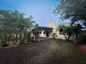 Exterior - Your 5-bdrm Mountain Villa with Ocean Views in San Ramon, Alajuela, Costa Rica (San Ramon)