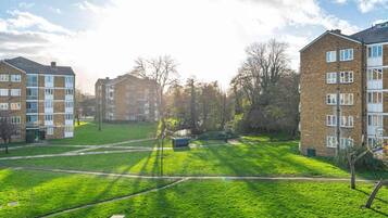 Ett bostadsområde med flerfamiljshus, en grön innergård och en gångstig.