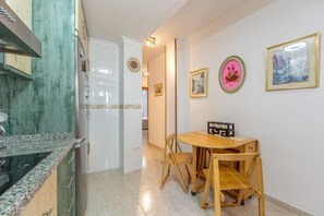 Cafetera/tetera, refrigerador, microondas, horno