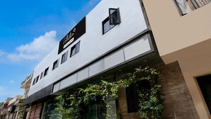 Un edificio moderno con un cartello che riporta la scritta 'Collection & Commercial Spaces'.