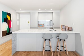 Wasserkocher mit Kaffee-/Teezubehör, Kühlschrank, Mikrowelle, Ofen