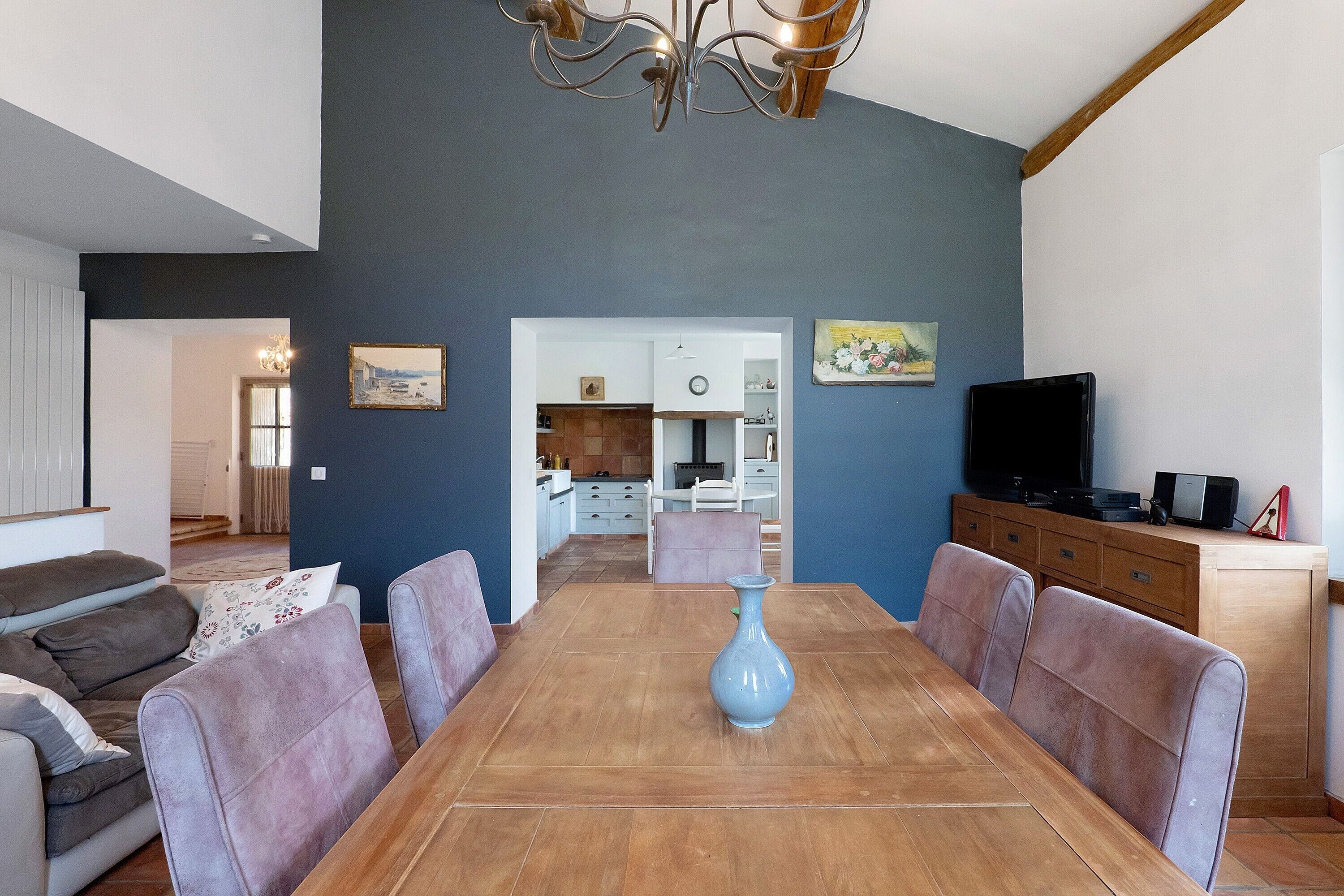 Una televisión, una chimenea, una mesa de tenis de mesa