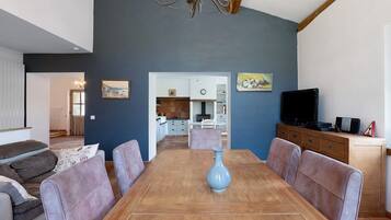 Una televisión, una chimenea, una mesa de tenis de mesa